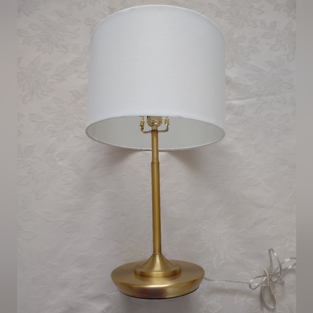 Safavieh New York Gold Tone Lamp With White Fabric Lamp Shade